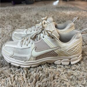 Nike Vomero Running Shoes in Cream and Tan

Kids 5, womens 6.5